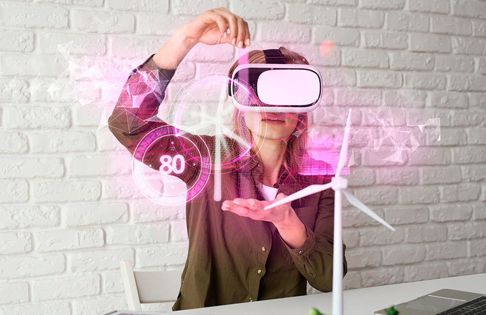 VR gözlük takan ve iki denetleyici tutan bir kadın