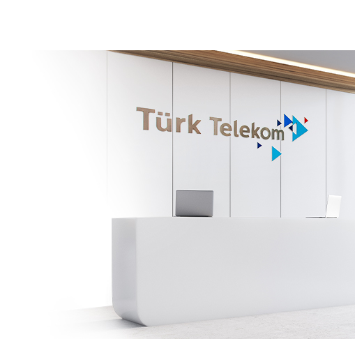 Üzerinde Türk telekom logosu bulunan bir resepsiyon masası ve laptop 