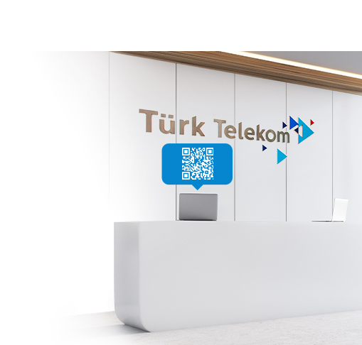 Üzerinde Türk telekom logosu bulunan bir resepsiyon masası ve laptopun üzerinde karekod 