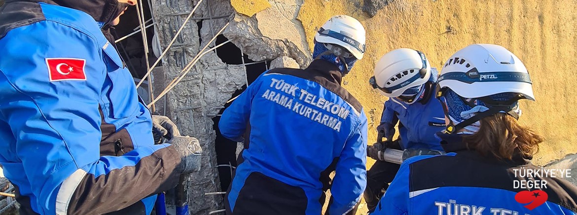 Arkasında “Türk Telekom Arama Kurtarma” yazan kasklı bir adam ve yanında yıkılan bir duvarı inceleyen üç kişi bulunuyor.