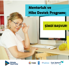 Bilgisayarla masada çalışan bir kadın, bilgisayar ekranında üstte “Mentorluk ve Hibe Destek Programı” altta “ŞİMDİ BAŞVUR!” yazısı bulunuyor