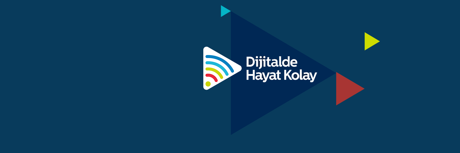 Solda mavi arka plan üzerinde üçgen, sağda Dijitalde Hayat Kolay yazısı bulunuyor