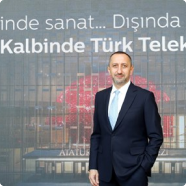 Bir adam Kalbinde Türk Telekom… yazısı önünde duruyor