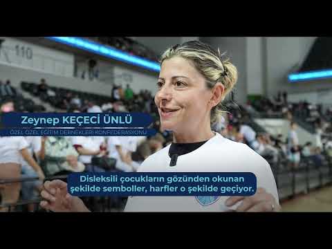 Solda mavi arka plan üzerinde üçgen, sağda “Dijitalde Hayat Kolay” yazısı bulunan arkaplan önünde elinde belge ile konuşma yapan bir bayan görseli