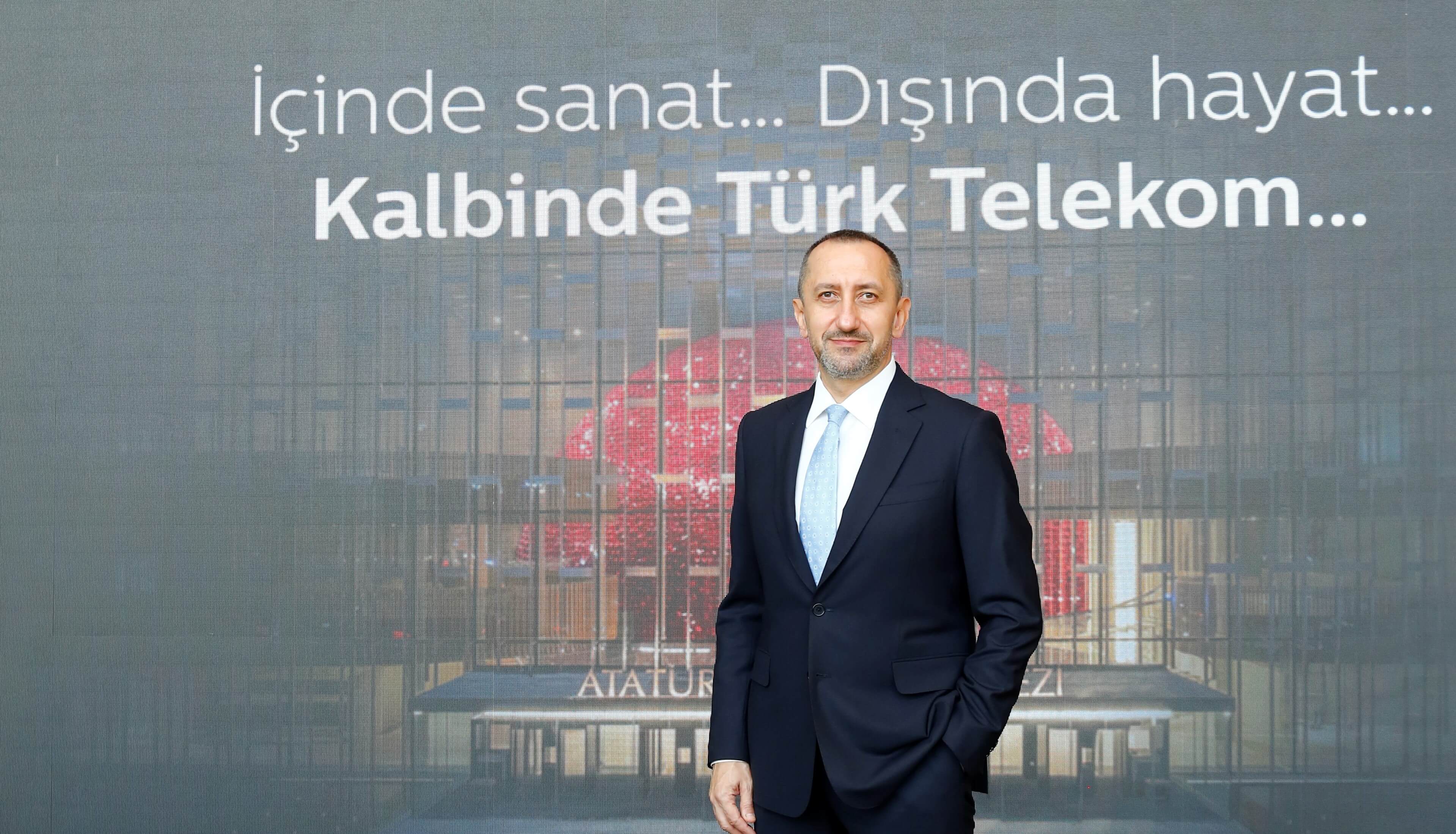 Bir adam Kalbinde Türk Telekom… yazısı önünde duruyor.