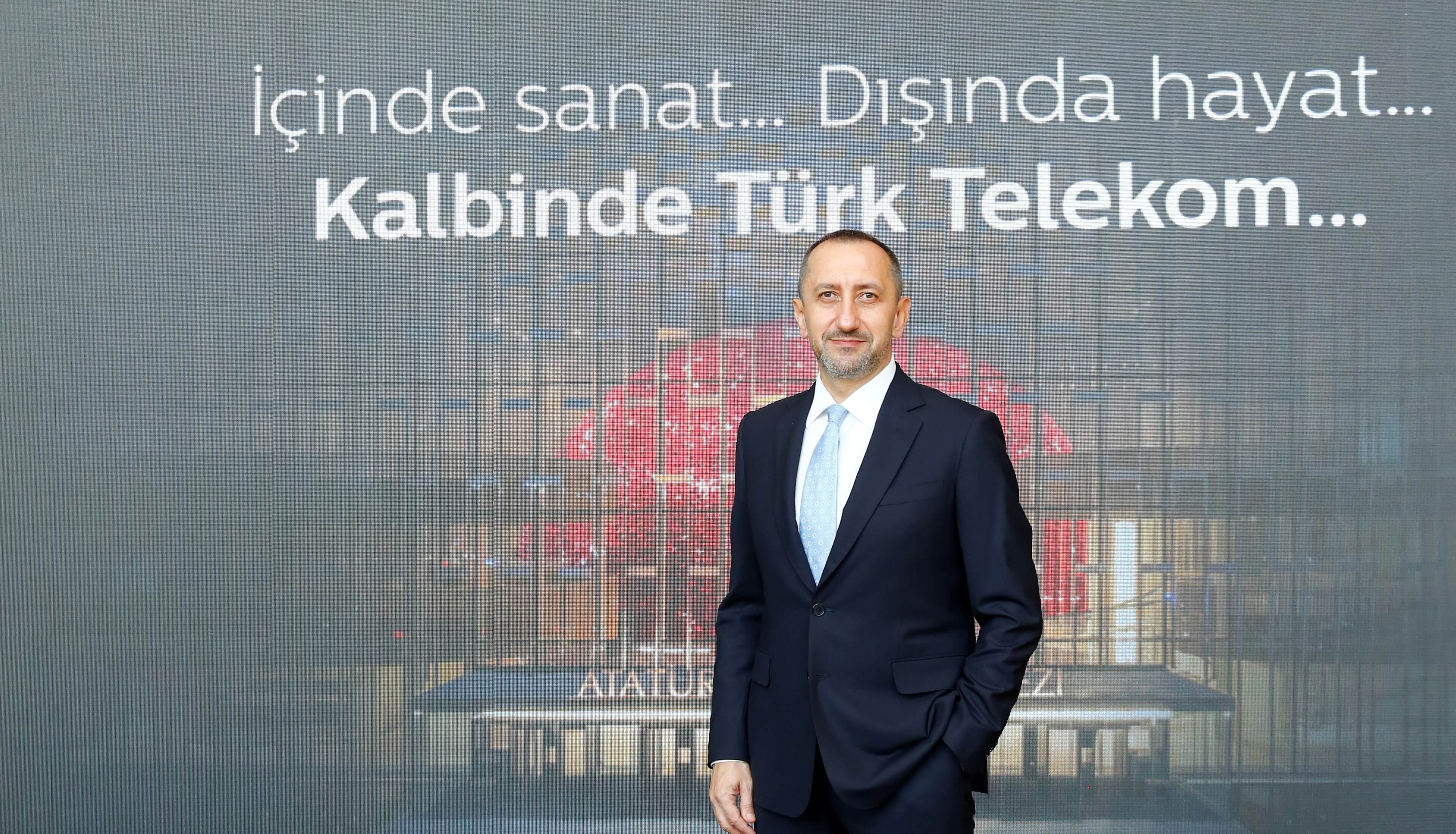 Bir adam Kalbinde Türk Telekom… yazısı önünde duruyor.
