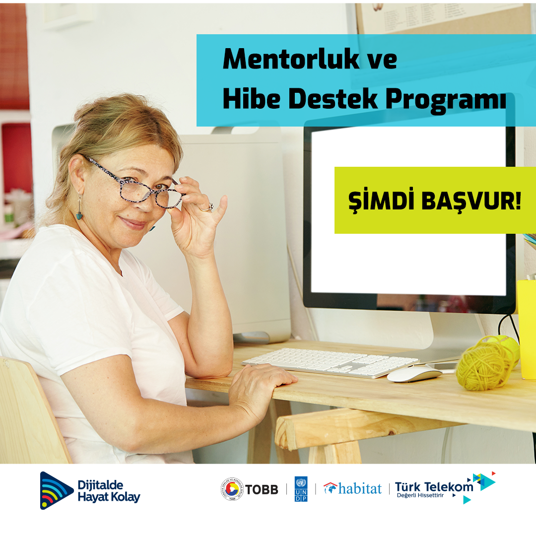 Bilgisayarla masada çalışan bir kadın, bilgisayar ekranında üstte Mentorluk ve Hibe Destek Programı altta “ŞİMDİ BAŞVUR!” yazısı bulunuyor.