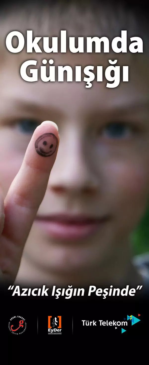 Bir çocuk işaret parmağındaki gülücük ifadesini gösteriyor. Görselin üstünde “Okulumda Günışığı”, altında ise “Azıcık Işığın Peşinde” yazısı bulunuyor